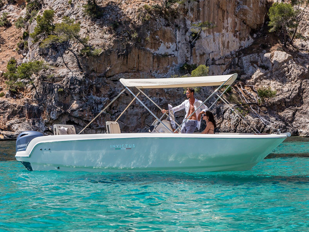 Alquilar barco invictus 190fx bora bora santa pola